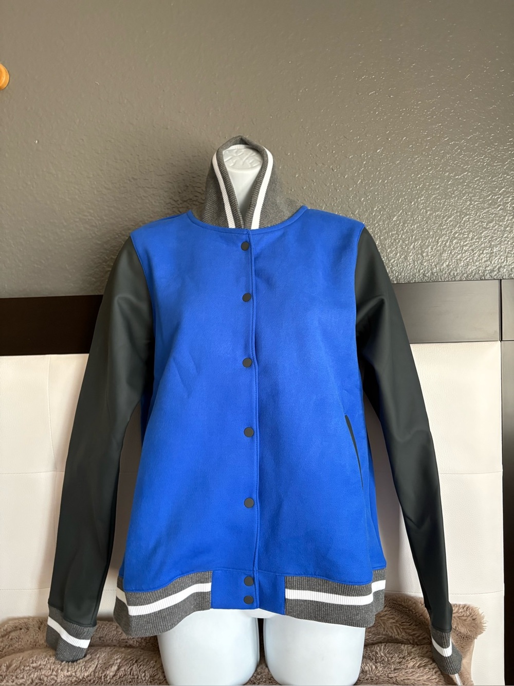 Nike Womens Bomber
Football Jacket Royal Blue small size